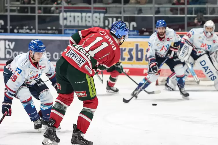 Die Adler-Defensive erwartet einen Schuss von Adam Payerl.