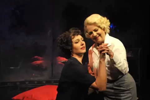 Marlene Dietrich (Astrid Vosberg) und Edith Piaf (Adrienn Cunka) 