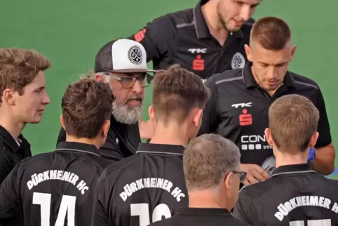 Wertvolle Tipps: DHC-Trainer Andreas Schanninger im Gespräch mit seinen Spielern.