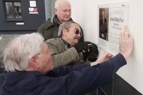 Bringen am Geburtshaus des Holzbildhauers Josef Höffler in der Kaiserslauterer Birnstraße eine Gedenktafel an: Initiator Uli Gil