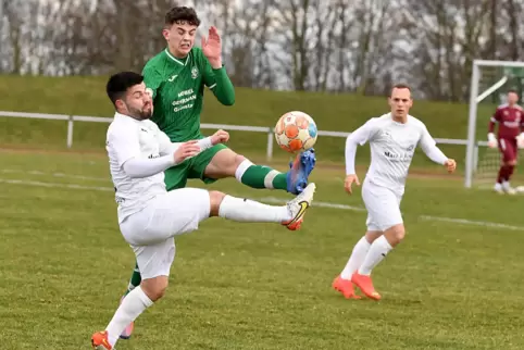 Mit den Fußspitzen: Simon Keakavocy (links, FSV Offenbach) gegen Grünstadts Nicolas Bechtold.