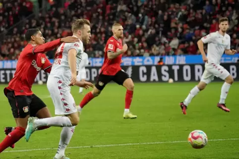 Silvan Widmer wird von Leverkusens Amine Adli gefoult. Rote Karte, Elfmeter, Tor – Sieg.