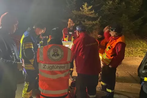 Rund 50 Kräfte, unter anderem Rettungshundestaffeln und Drohneneinheiten, waren im Einsatz. 