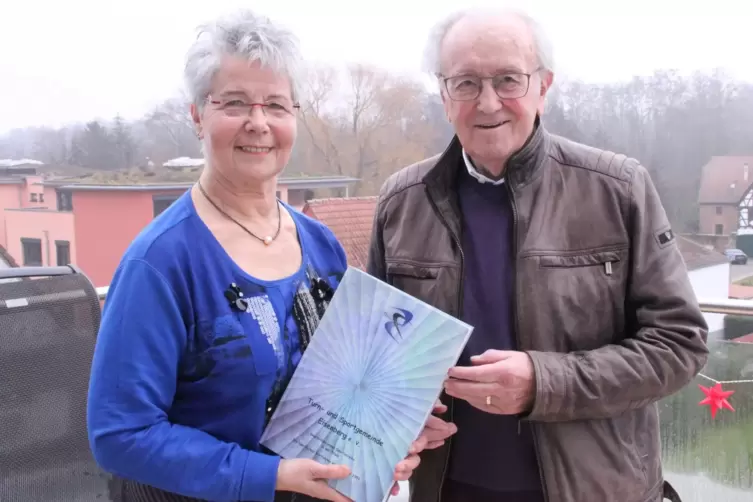 Mireille Giel und Albert Herrmann mit dem Buch „Turn- und Sportgemeinde Eisenberg“. 