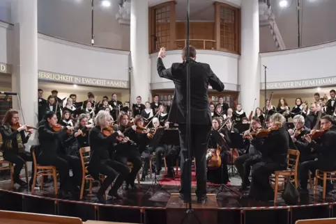 Die evangelische Jugendkantorei der Pfalz bei ihrem Auftritt in der Zwölf-Apostel-Kirche in Frankenthal.