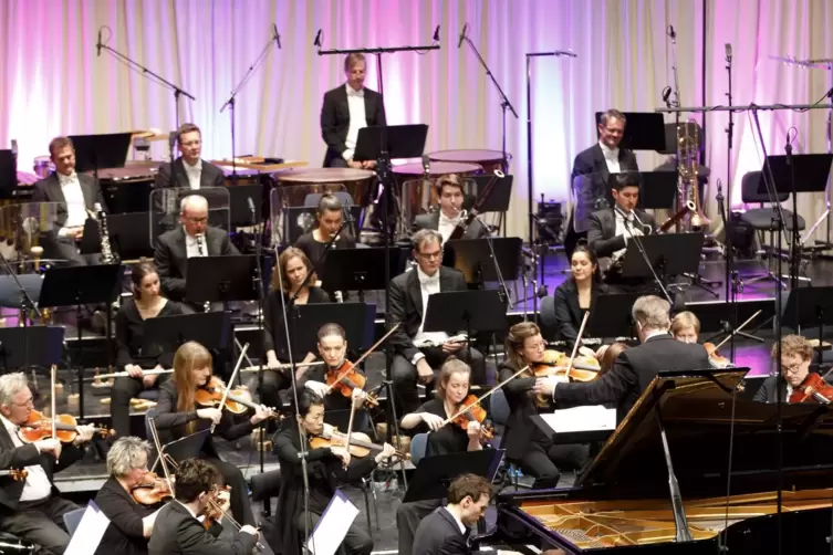 Deutsche Radio Philharmonie Saarbrücken Kaiserslautern mit dem Dirigenten Matthias Foremny und Jonathan Fournel am Klavier in de