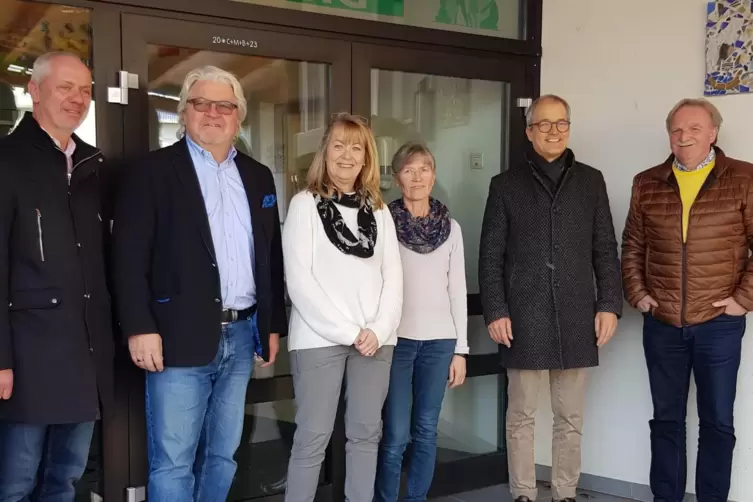 Ortstermin mit Spendern (von links): Markus Lamm, Mathias Berkel, Petra Kuntz, Beate Reinhart, Jochen Krekel, Michael Wagner. 