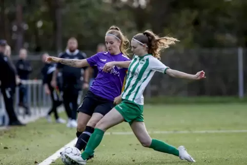 Katrin Böshar stoppt Laura König vom 1. FFC Kaiserslautern. 