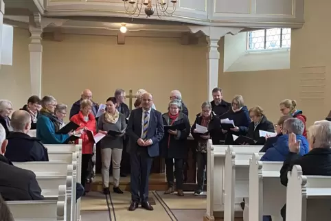 Ortsbürgermeister Elmar Reichert sprach, dirigierte den Chor „aCHORde“ und improvisierte an der Orgel. 