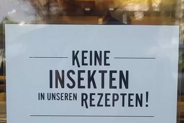 Ein Aushang im Schaufenster einer Bäckerei in der Ludwigshafener Innenstadt.