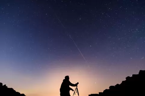 Die Verbandsgemeinde setzt künftig auf die Starlink-Satelliten (Lichtspur in der Bildmitte). 