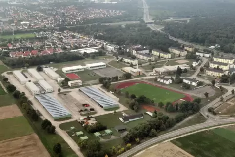 Darum geht’s den Otterstadtern: der nordöstliche Teil der Kaserne (im Bild links) mit den Hallen, der auf ihrer Gemarkung liegt.