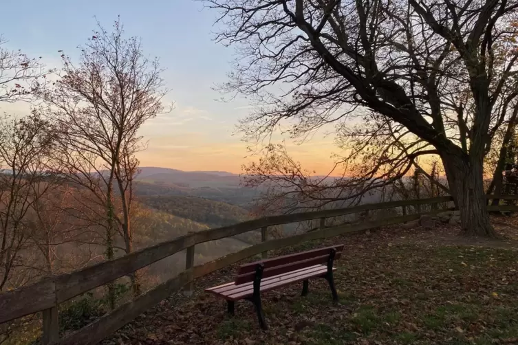 So tief im Abendrot: Ausblick von der Moschellandsburg auf das Nordpfälzer Bergland.