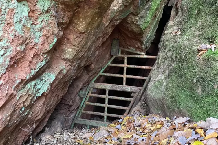 Kündet vom Quecksilberbergbau im Burgberg: alter Stollen. Heute wohnen hier Fledermäuse.