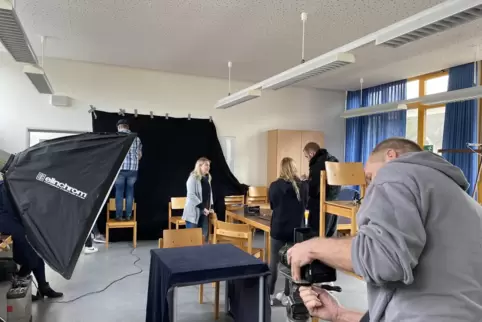 Mit viel Spaß bei der Sache: die Auszubildenden der Pflegeschule. Fotograf Thomas Brenner baut die Kamera auf, die Azubis bereit