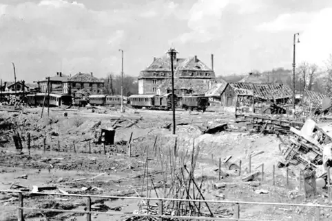 Der zerstörte Zweibrücker Bahnhof 1945.