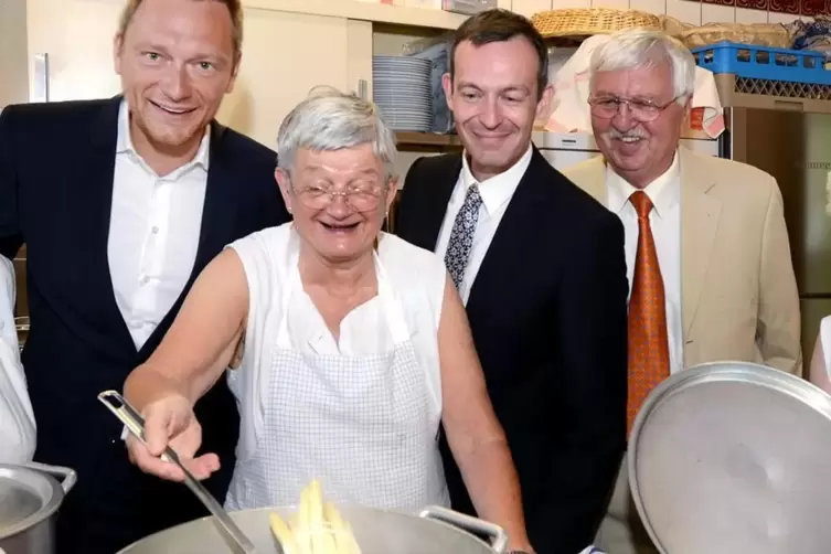 Christian Lindner, Volker Wissing und Jürgen Creutzmann (von links) bei einem Essen in Dudenhofen am Spargelkochtopf von Cäcilia