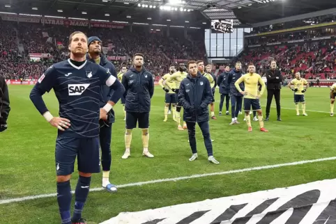 Stellten sich in Mainz den Fans: TSG-Kapitän Oliver Baumann und Kollegen.