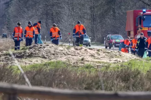 Wirkt aufgeräumt: der Grünstreifen entlang der Iggelheimer Straße, auf dem die Jugendfeuerwehr Müll sammelt.