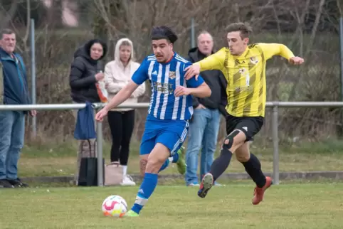 In Minfeld: Erlenbachs Julian Kipper verfolgt Aymen Jannic. 