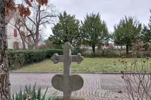 Die Kita wird auf dem Gelände zwischen Pfarrhaus (links) und Schule gebaut. 