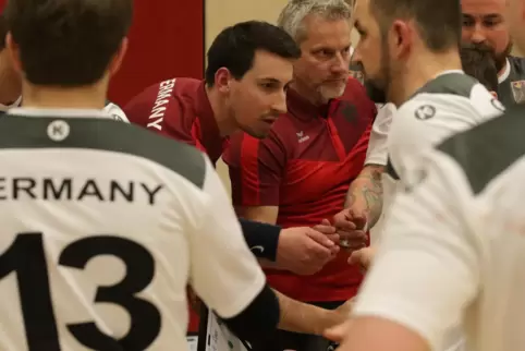 Jan Willner (Mitte links) und Alexander Zimpelmann (Mitte rechts) spornen die Handballer des Gehörlosen-Nationalteams an.