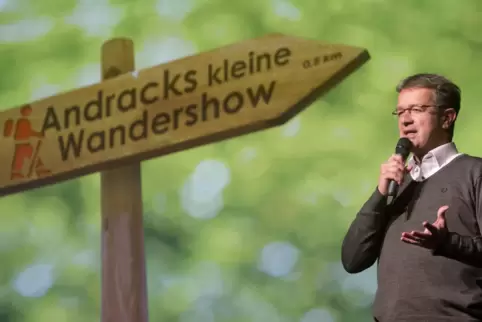 Manuel Andrack (hier bei einem Auftritt in Kaiserslautern) hat viel dazu beigetragen, das Wandern noch populärer zu machen. Er h