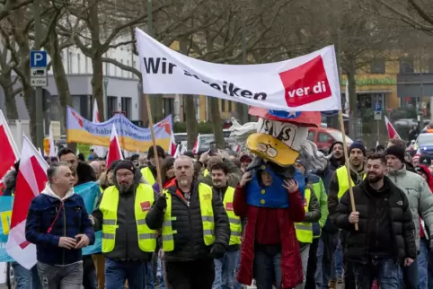 Dieses Bild entstand beim Warnstreik am 6. März in Kaiserslautern. 