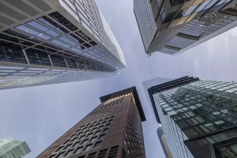 Im Frankfurter Bankenviertel wachsen die Hochhäuser in den Himmel. Die Pleiten von US-Geldhäusern und die Turbulenzen in der Sch