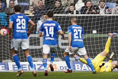 Andrej Kramaric verwandelt in der 24. Minute einen Handelfmeter zum 1:0 für die TSG Hoffenheim. 