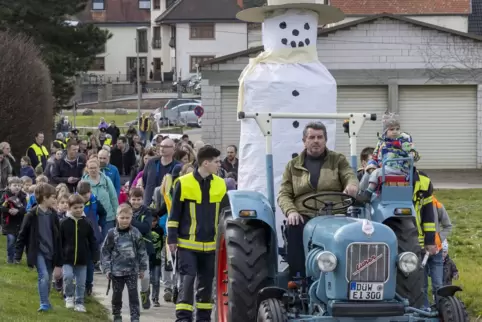 Der Schneemann auf dem Weg zu seiner Verbrennung.