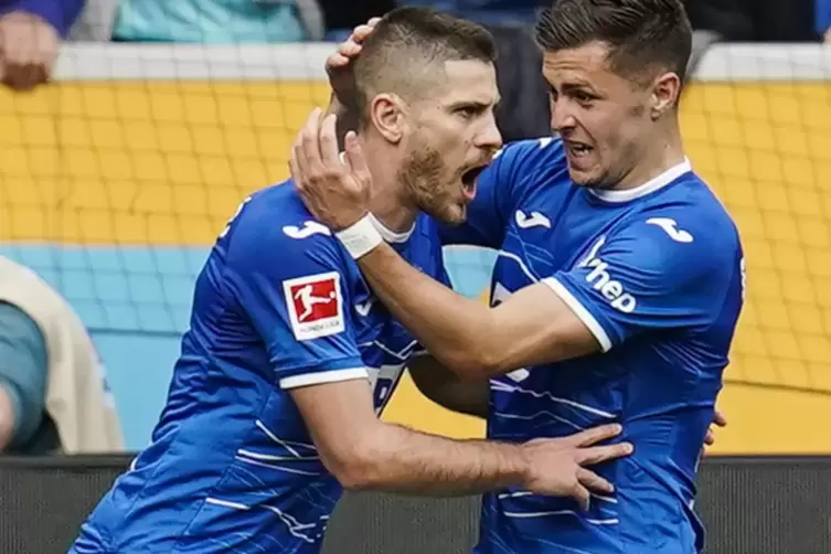 Andrej Kramaric wird von Christoph Baumgartner nach dem Tor zum 2:0 geherzt.