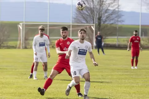 Blendoar Kryeziu (in Rot, TuS Rüssingen) und Danilo Radonjic im Zweikampf um den Ball. Punkte gab es am Ende nur für Fußgönheim.