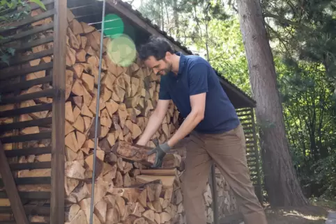 Energie ist teuer – wer einen geeigneten Ofen hat, kann mit Brennholz zumindest einen Teil der Kosten auffangen. Doch auch hier 