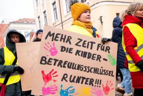 Offener Unmut: Erzieherinnen protestieren für bessere Arbeitsbedingungen in Kitas.