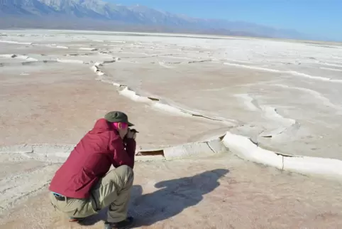 Jana Lasser bei der Feldstudie für die TU Graz in der Salzwüste im kalifornischen Death Valley.