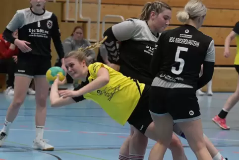 Lara-Marie Hasenstab (gelbes Trikot) kämpft mit dem TV Thaleischweiler noch um den Pfalzliga-Verbleib. 