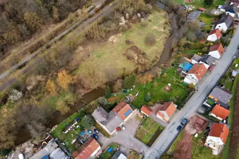 Teilweise ist bis nah an den Glan gebaut, Brennholzstapel sollen dort nicht hinterm Haus gelagert werden.