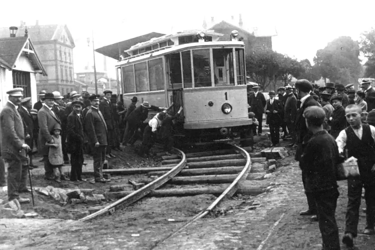 Während der Amtszeit von OB Hans Küfner bekam Kaiserslautern eine Straßenbahn, wie das Foto aus dem Stadtarchiv zeigt. Der erste