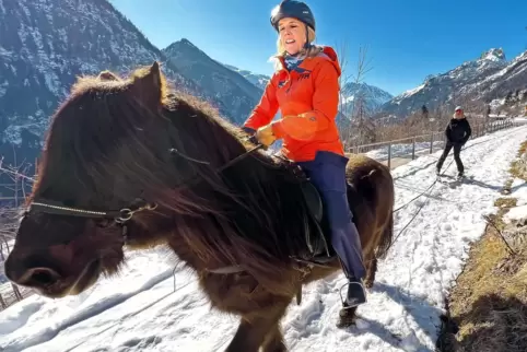 Island-Ponys nehmen wacklige Skifahrer anlangen Zügeln ins Schlepptau.