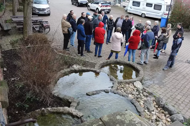 Lokaltermin am Dorfbrunnen in Hengstbach.