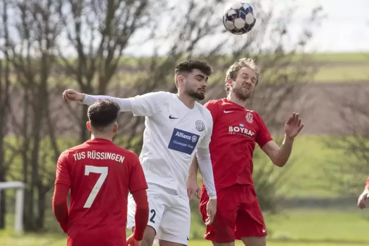 Christian Heil (rechts) steigt mit Özgür Kezzer zum Kopfballduell hoch. Rüssingen zog den Kürzeren gegen den ASV Fußgönheim. 