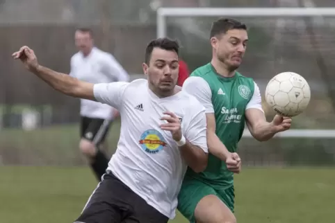 Fand mit seinem Team gegen starke Trippstadter keine Lösungen: Heiko Batista Meier (links, gegen Jürgen Linz).