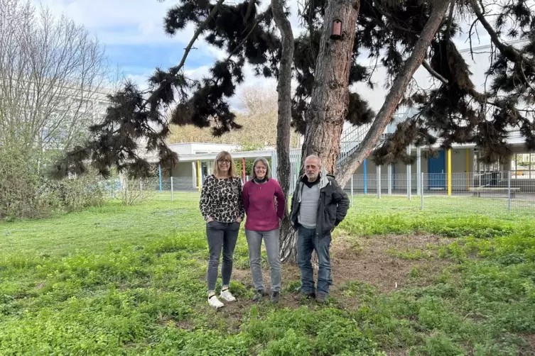 Gemeinsam für Naturschhutz: Gabriela Eckhartt-Mittendrein (Schulleiterin), Carolin Schmid (Lehrerin) und Klaus Eisele (von links