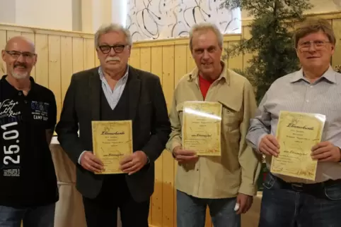 Ehrung für 60 Jahre im Verein (von links): der scheidende Vorsitzende Martin Moos, Helmut Walter, Klaus Beck und Helmut Wagner. 