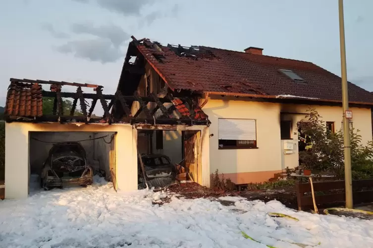 Von Brandspuren gezeichnet: Ein Anwesen im Rodalber Stadtteil Neuhof soll der Angeklagte angezündet haben. 