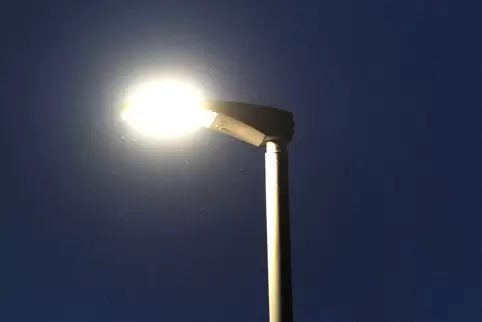 Strom für Straßenlampen lässt sich einsparen, wenn effiziente LED-Leuchtköpfe verwendet werden. 
