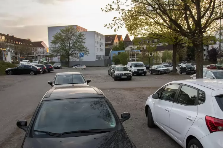 Auf dem Enklerplatz (hier ein Foto von 2017) könnten für Parker bald Gebühren zukommen, ebenso am Zweibrücker Tor in der Innenst