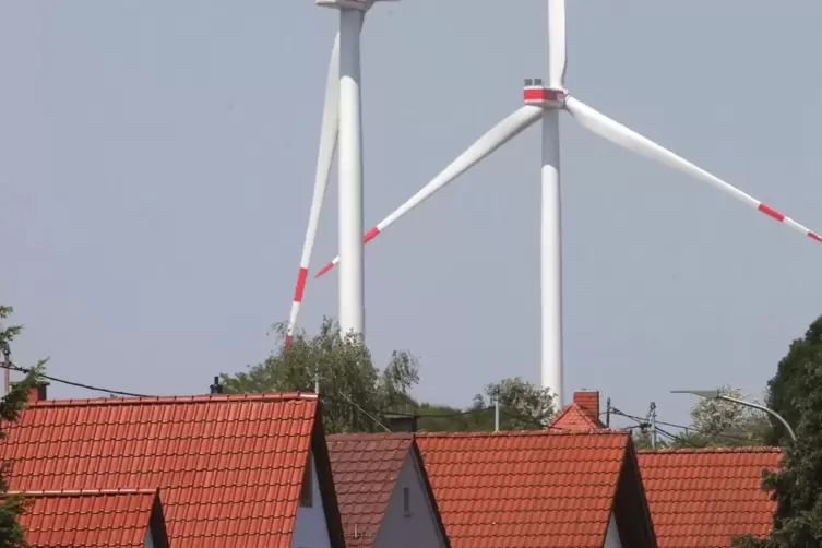 Zumindest optisch ragen die Windräder schon heute über die Dächer von Freckenfeld.