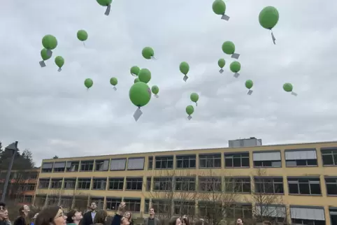 Bei der Ernennungsfeier ließen die Schüler und Lehrer Luftballons mit Wünschen für ein friedliches Miteinander steigen. 